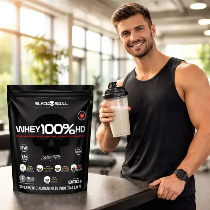 Whey 100% HD Black Skull 3W Refil 900g: Vale a Pena? Review 3 Homem na academia segurando shake preparado com o Whey 100% HD Black Skull refil 900g